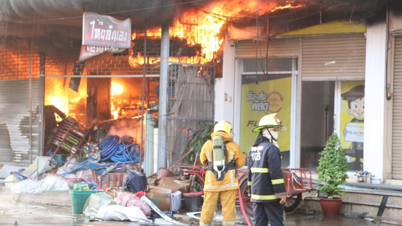 กว่า 6 ชม.ยังดับไฟไหม้ตึกแถวกลางเมืองกำแพงเพชรไม่ได้ เกรงโครงสร้างถล่ม