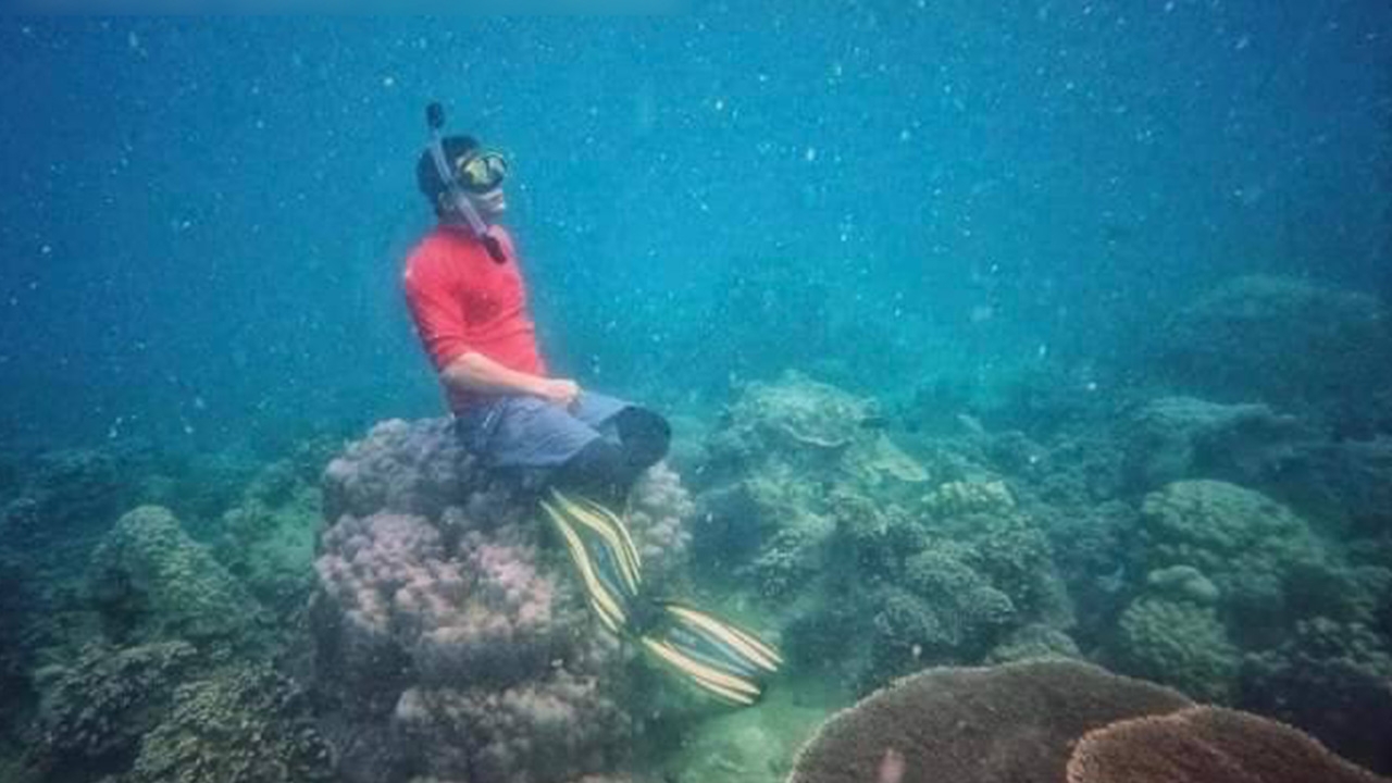 ทช.เอาจริง แจ้งจับนักท่องเที่ยว โพสต์รูปนั่งบนปะการัง อ้างคิดว่าเป็นโขดหิน