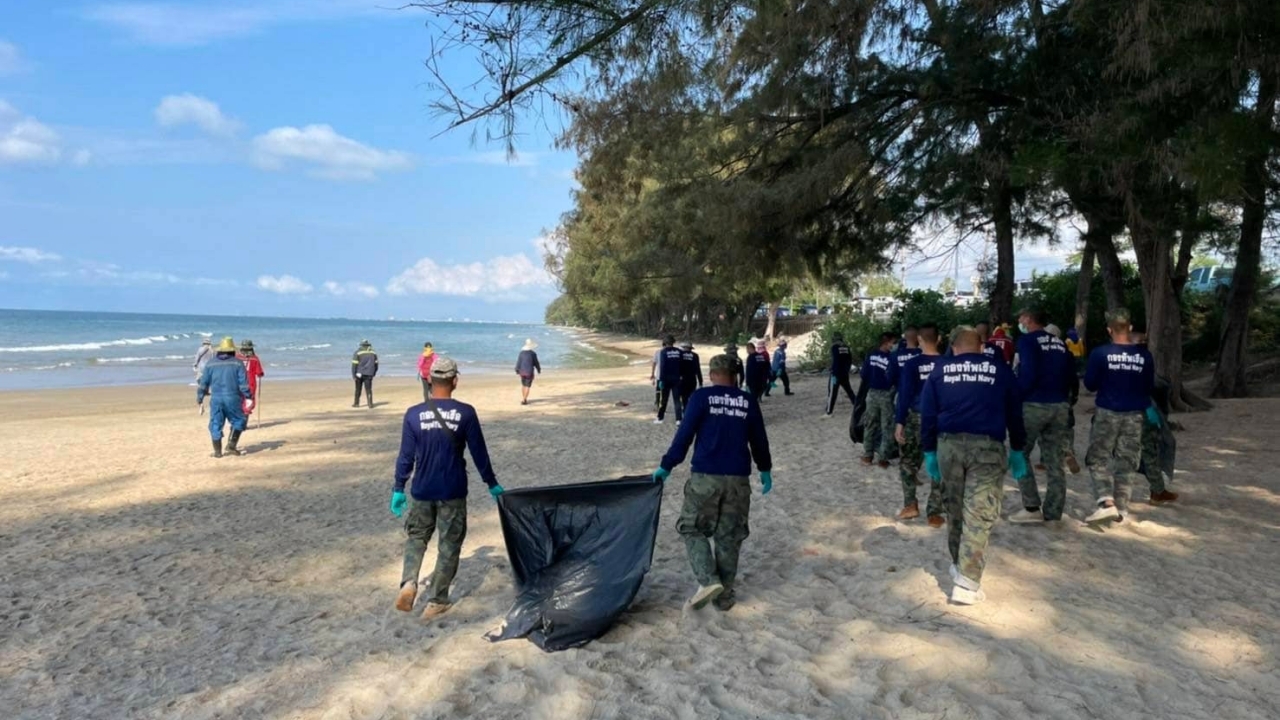 กองทัพเรือ ยืนยันไม่พบคราบน้ำมันชายหาดแม่รำพึง เจอกลุ่มเล็กๆ ห่างชายฝั่ง