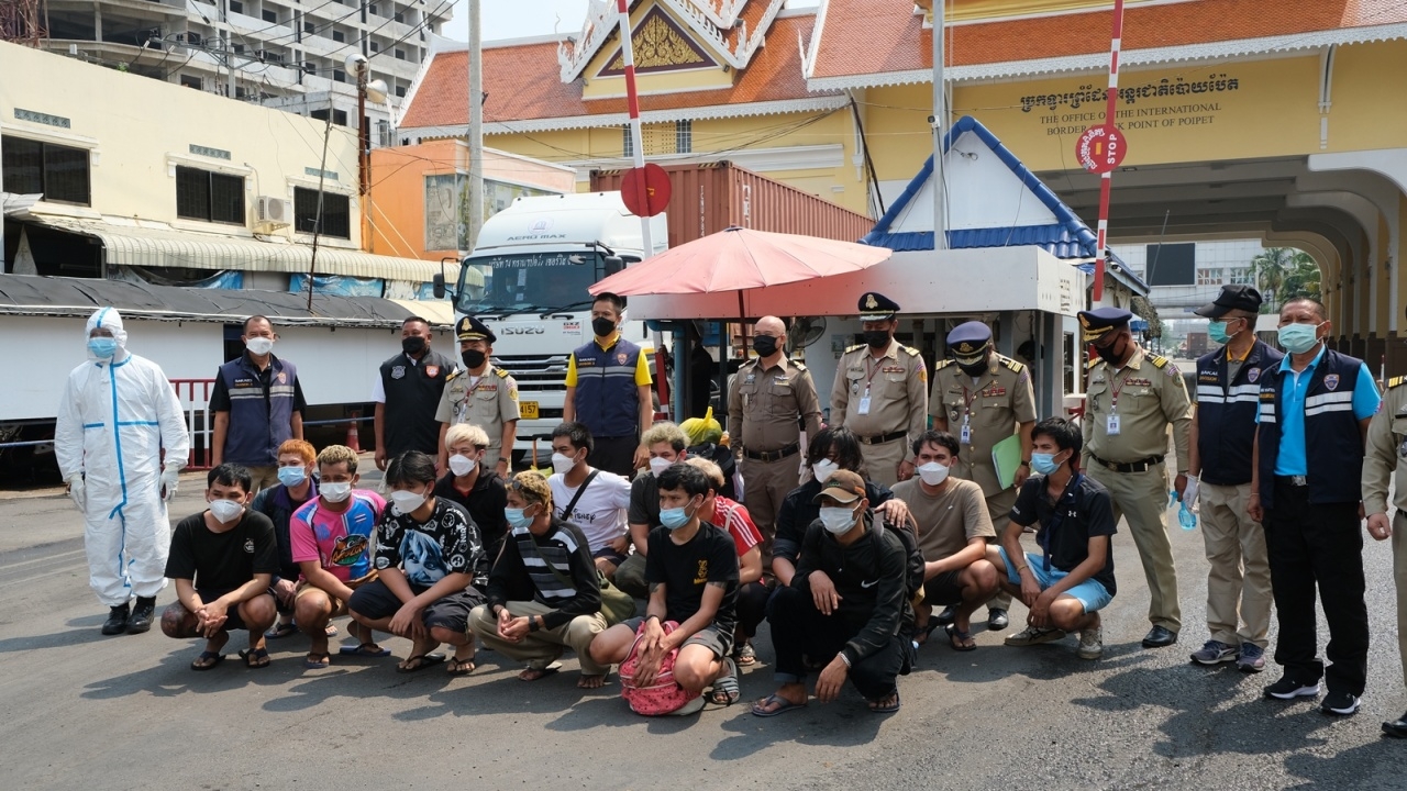 เขมรเนรเทศ 16 คนไทยแก๊งคอลเซ็นเตอร์ ส่งตัวให้ตร.ภ.2 จัดหลายข้อหาหนัก