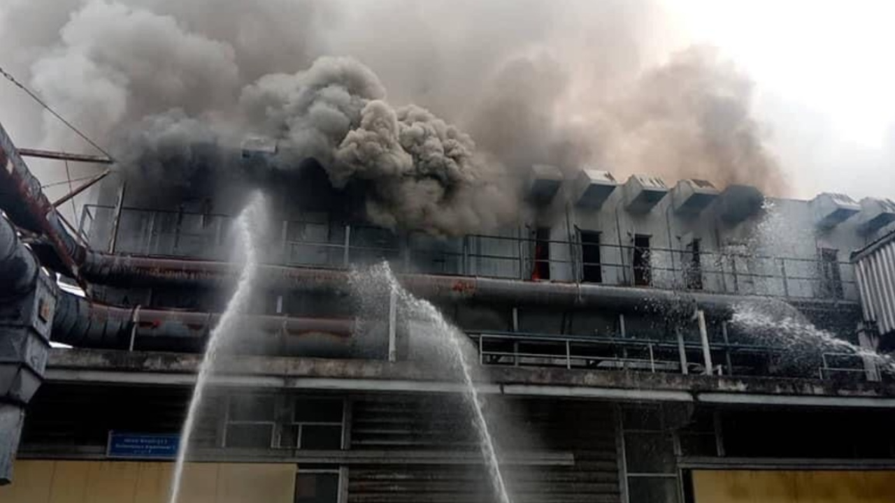 ไฟไหม้โรงงานเฟอร์นิเจอร์ คนงานนับร้อยวิ่งหนีตายโกลาหล