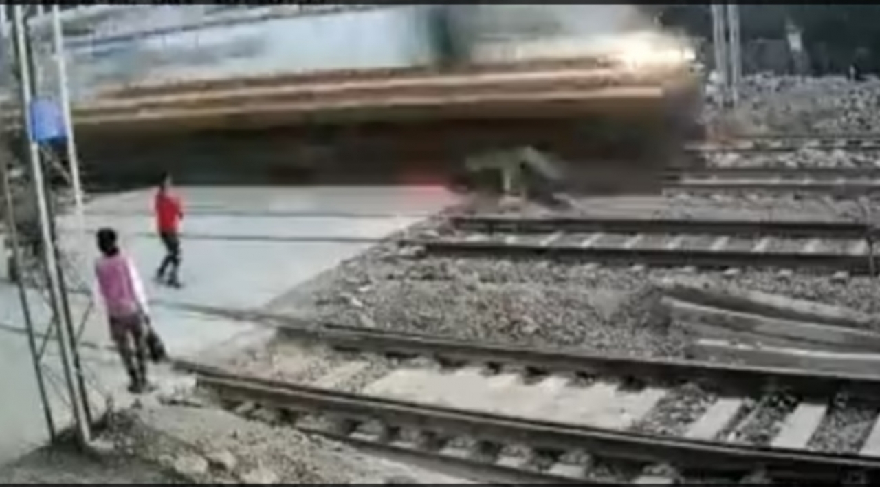 นาทีระทึก หนุ่ม 'โกงตาย' หวิดโดนรถไฟสายด่วนพุ่งชนในอินเดีย (คลิป)