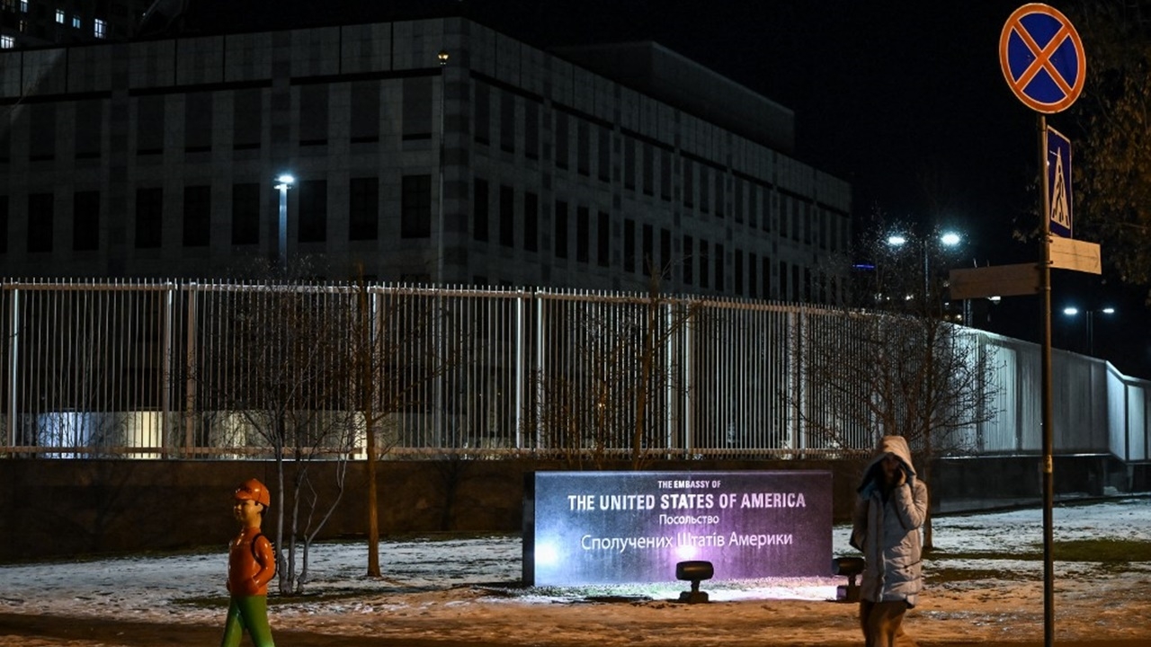 สหรัฐฯ ปิดสถานทูตในกรุงเคียฟ หวั่นรัสเซียบุกยูเครน ส่งบินรบไปยุโรปเพิ่ม