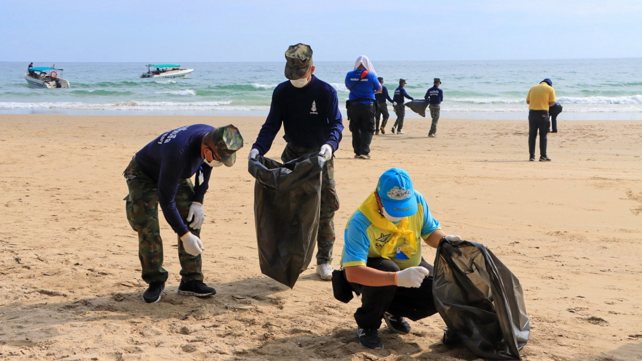 หาดแม่รำพึง "บิ๊กคลีนนิ่ง" รอรับนักท่องเที่ยว