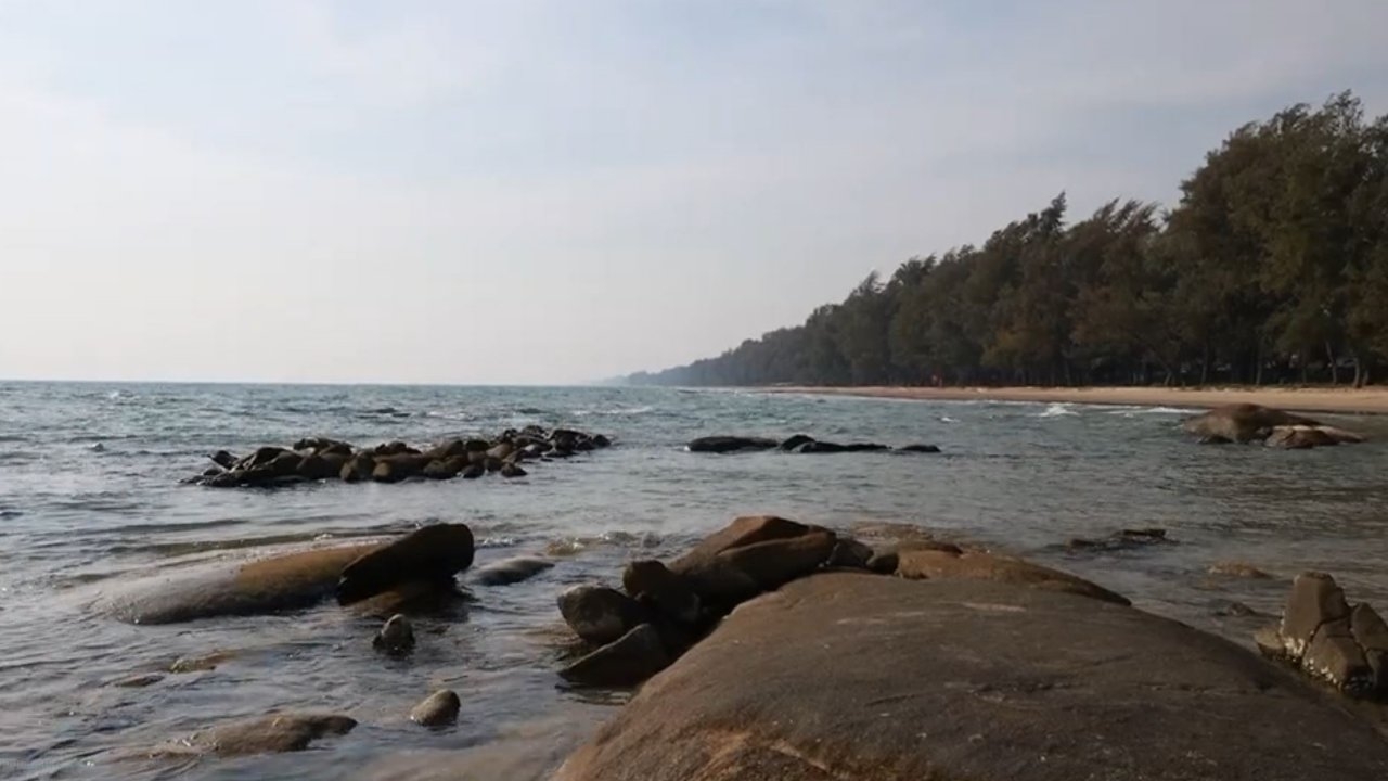 พบค่าสาร TPH หาดแม่รำพึงสูงกว่ามาตรฐาน ขณะที่เจอก้อนน้ำมันผงสีดำบนชายหาด