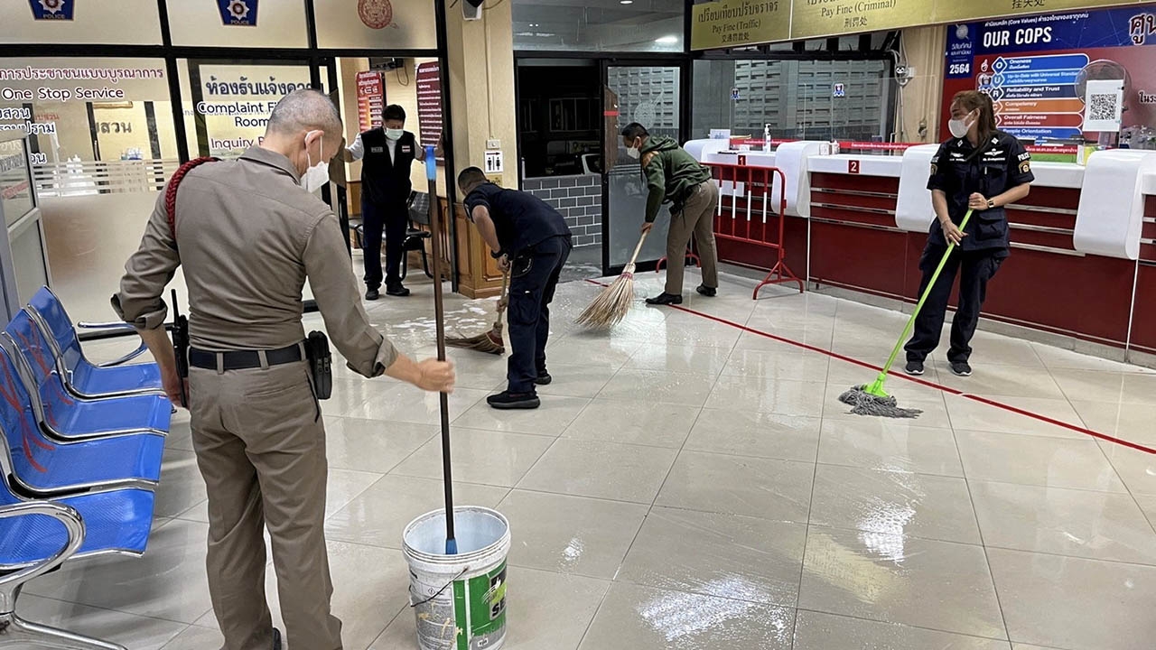 ใช้กรรไกรขาเดียว แทงคอ อดีต ตชด. ต่อหน้าตำรวจโรงพัก