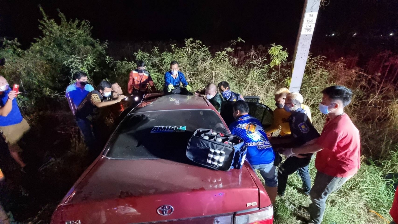 หนุ่มสาวซิ่งเก๋งเสียหลักหลุดโค้ง ชนรถบีเอ็ม พังยับดับ 1 สาหัส 1