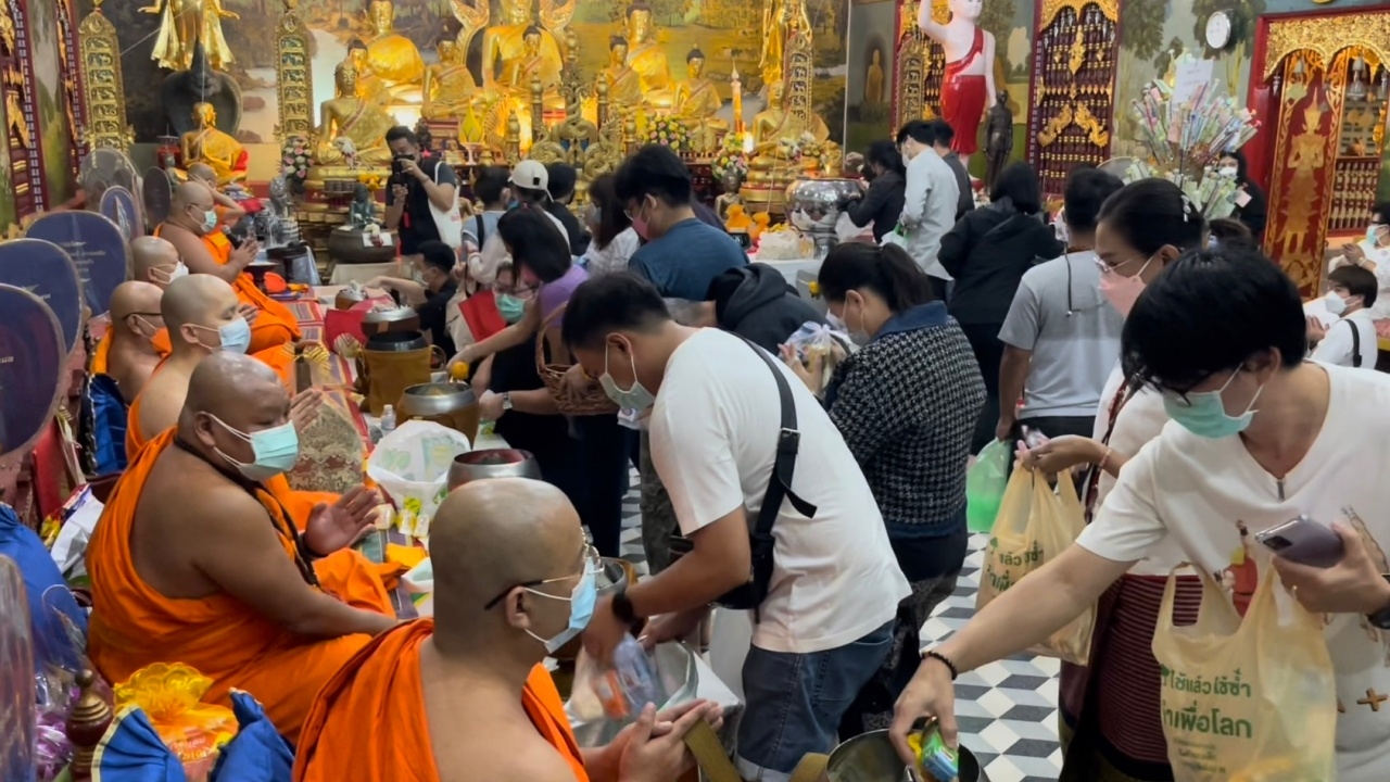 ชาวเชียงใหม่แห่ตักบาตรเที่ยงคืนวันมาฆบูชา เพื่อเสริมสิริมงคล