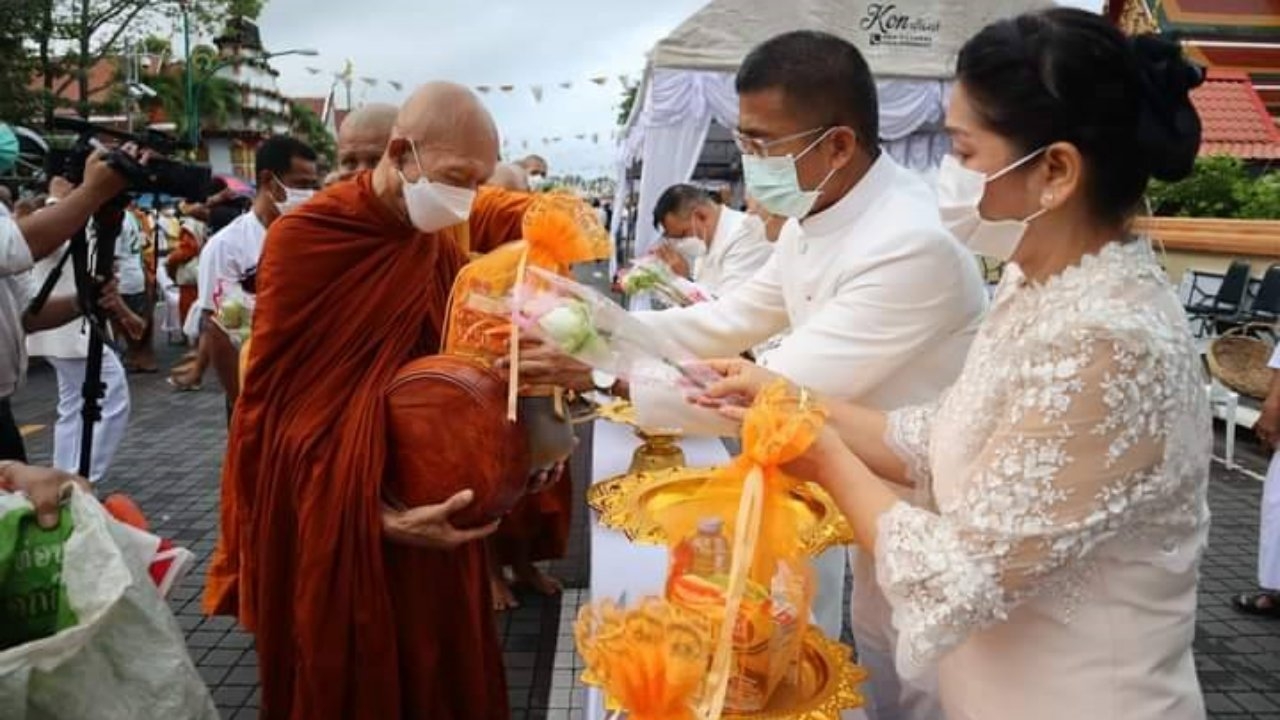 ชาวพุทธเมืองคอนทำบุญตักบาตรเนื่องในวันมาฆบูชา พร้อมร่วมแห่ผ้าขึ้นพระธาตุ