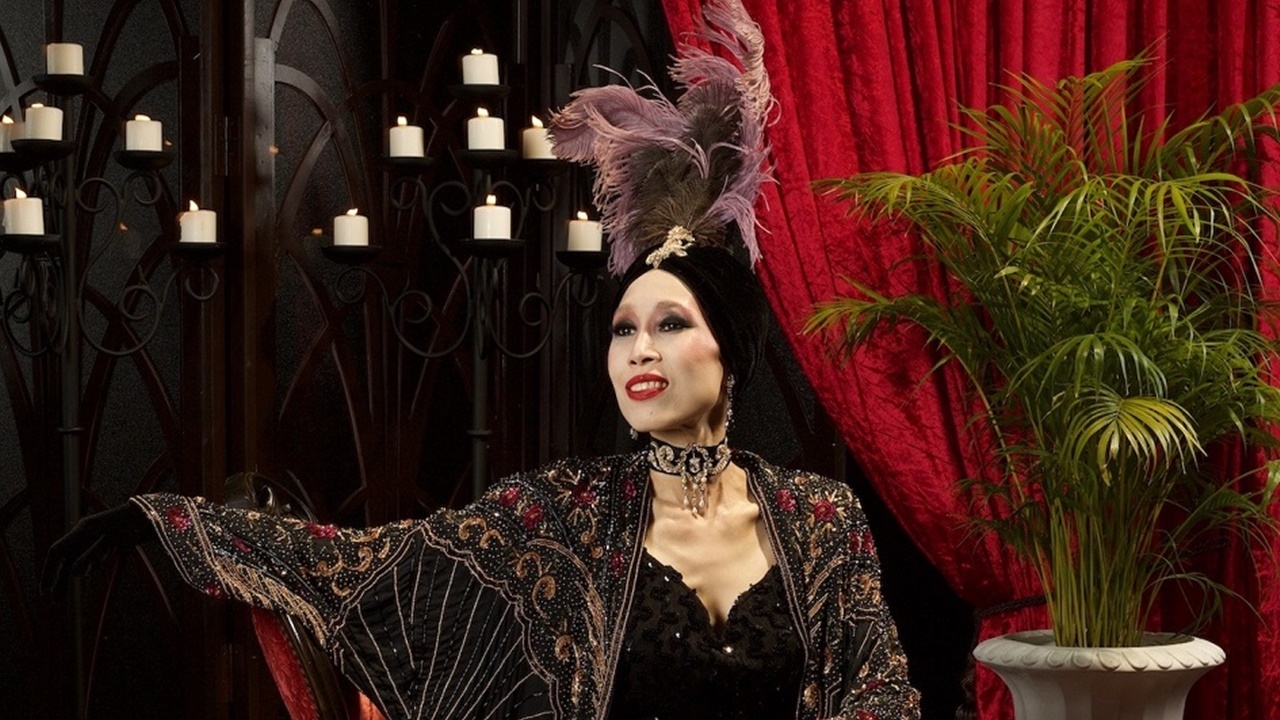 รัดเกล้า สวมบทบาท แม่เล้าไฮโซ ใน SIX CHARACTERS มายาพิศวง