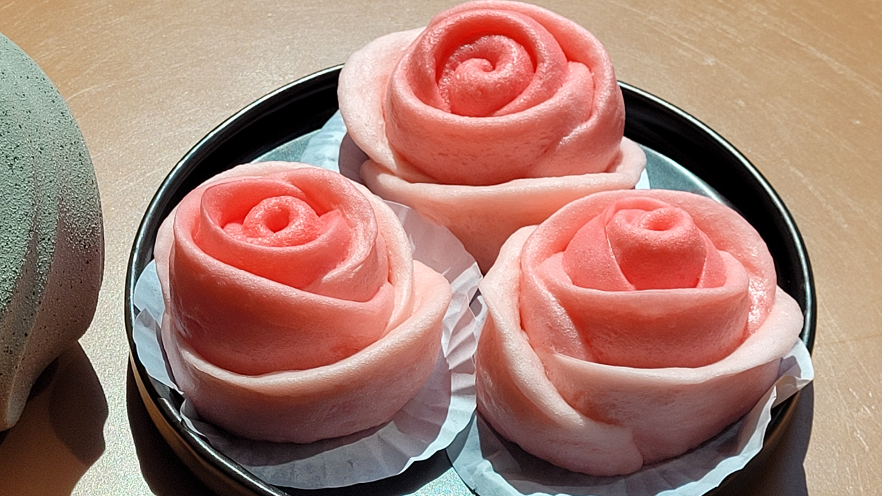 เมนูรับวาเลนไทน์ "หมั่นโถวนมสดกุหลาบ" สีชมพูแสนสวย ช่วงเทศกาลแห่งความรัก