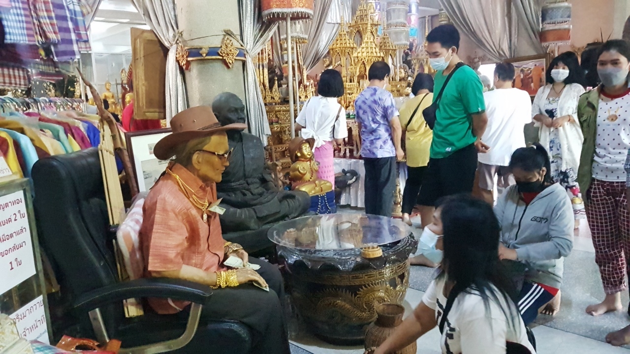 มาแล้ว "เลขเด็ดงวดนี้" อ่างน้ำมนต์ "ตาทอง งิ้วราย" คอหวยส่องลุ้นโชค 17/2/65