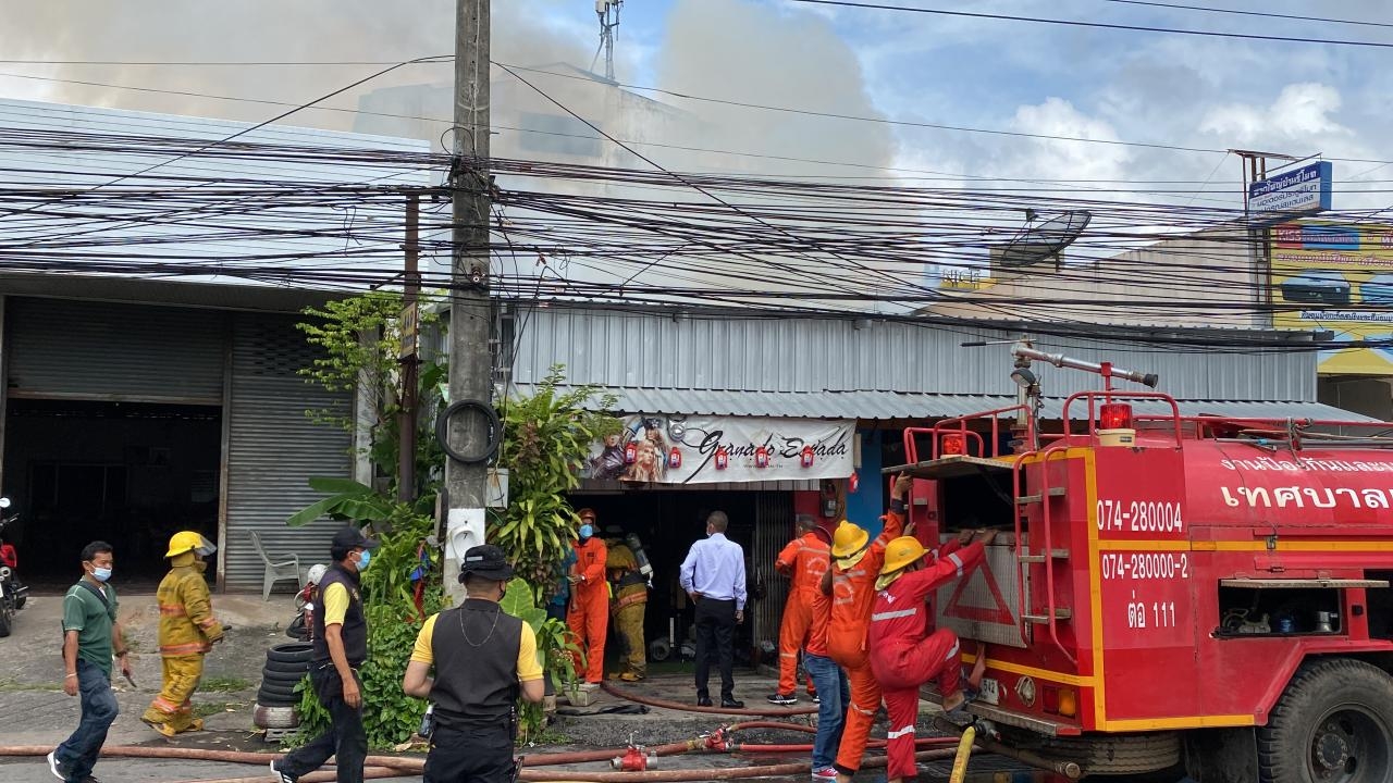 ไฟไหม้บ้านไม้เก่าที่หาดใหญ่วอด 2 หลัง จนท.ดับเพลิงโดนไฟดูดเจ็บ 6 ราย
