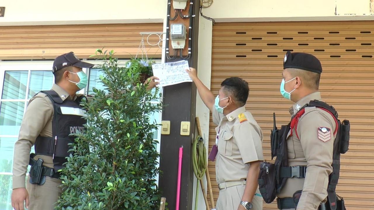 กฟภ.โคราช พาตำรวจบุกจับ หนุ่มอยากรวยทางลัด ลักต่อไฟหลวงขุดบิตคอยน์