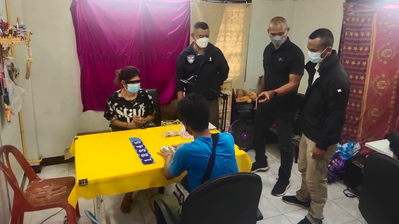 บุกทลายโต๊ะพนันป๊อกเด้ง-เว็บเด็กอ้วนสล็อต ไลฟ์สดให้ลูกค้า VIP แทงผ่านไลน์