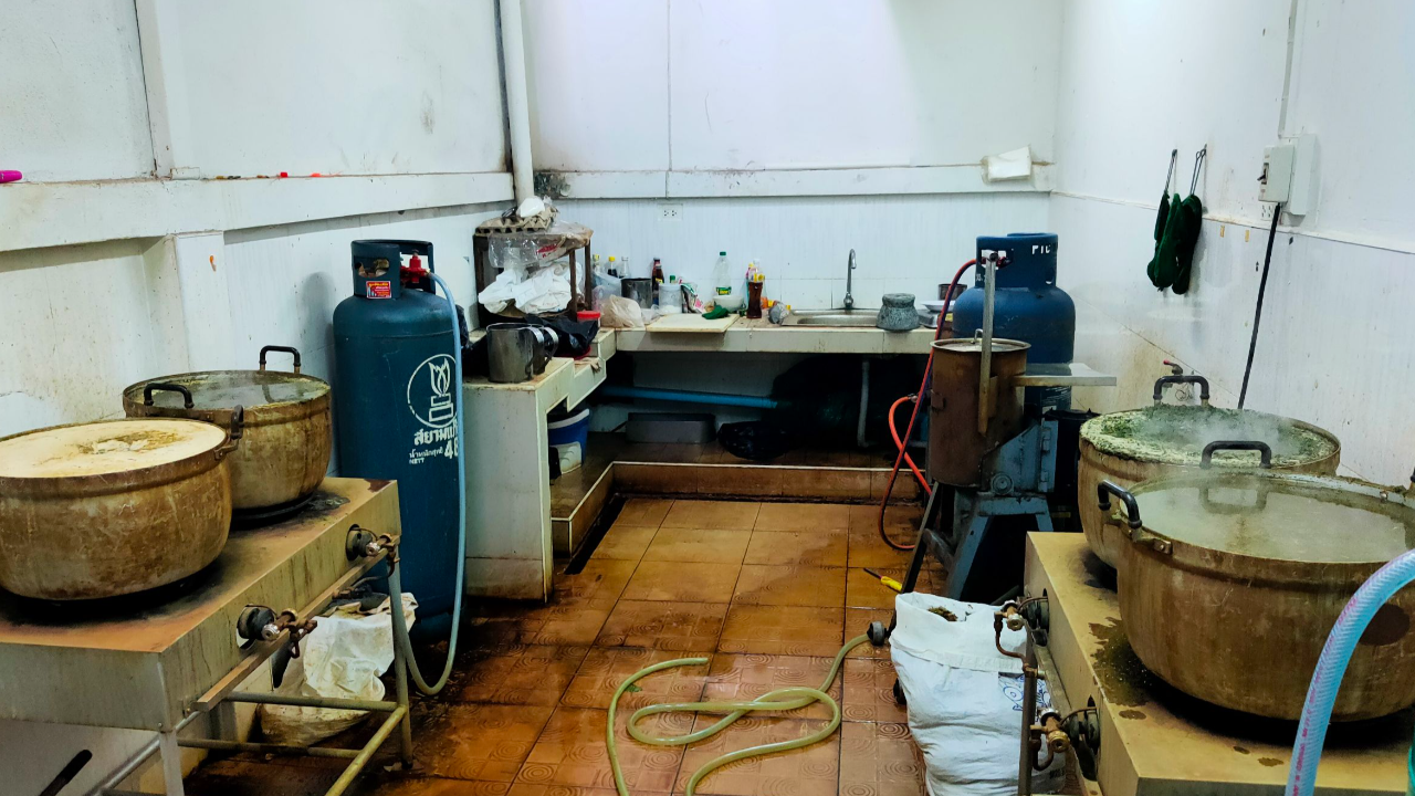 ทลายโรงงานต้มน้ำท่อม ยึดอุปกรณ์ผลิตเพียบ-ปัดขาย อ้างต้มกินเอง แจกคนสวน