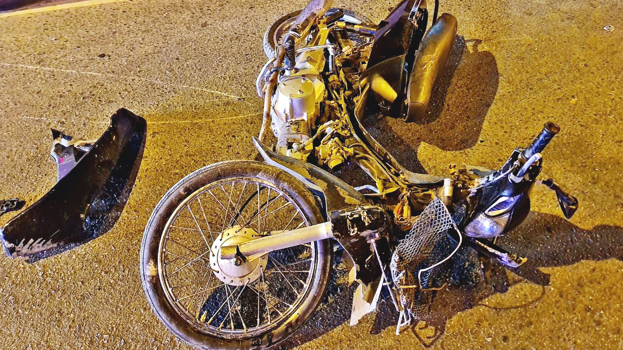 "เปลี่ยนเลนกะทันหัน" จยย.ตัดหน้ากระบะ ชนตูมสนั่น กระเด็นตายสยอง