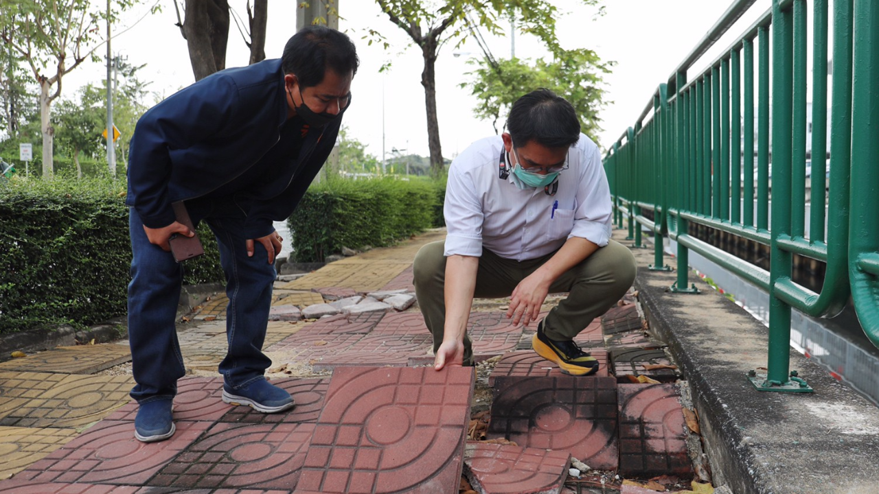 “วิโรจน์” ลุยเดินถนนสรงประภา ดอนเมือง ชี้ ทางเท้ามีปัญหาทั่วเมือง