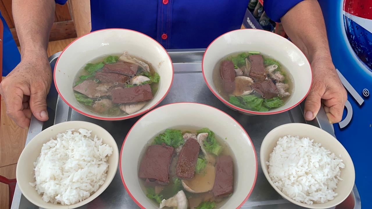 ตำนานความอร่อย ต้มเลือดหมูลุงยศหนองเสือ ครองใจนักกินกว่า 3 ทศวรรษ