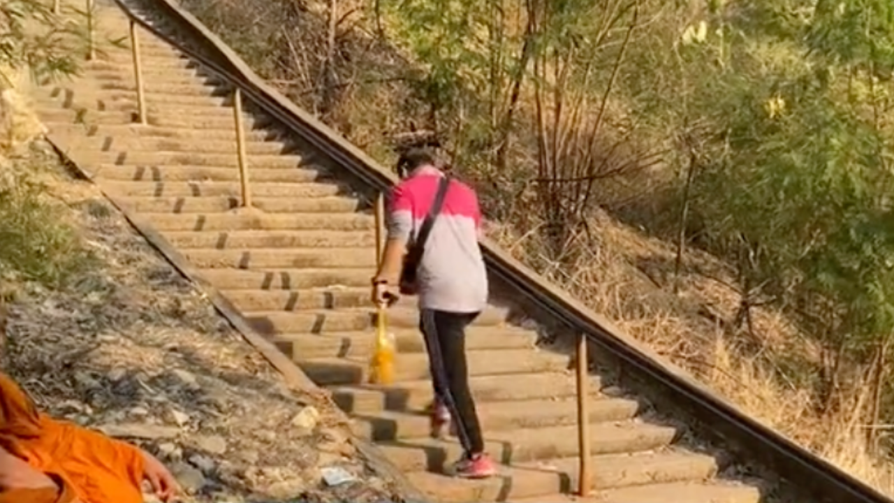 สุดยอดไรเดอร์ ขึ้นเขา 3,790 ขั้นไปส่งพวงมาลัยให้ลูกค้าบน "เขาวงพระจันทร์"