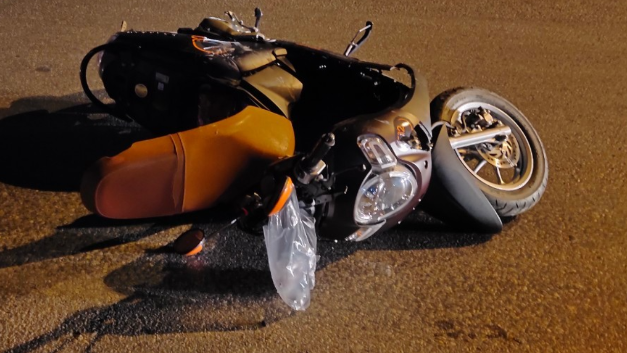 "เพิ่งมาจากงานศพ" ลุง 60 ขี่ จยย.ถูกกระบะชนคายูเทิร์น กระเด็นดับสลด