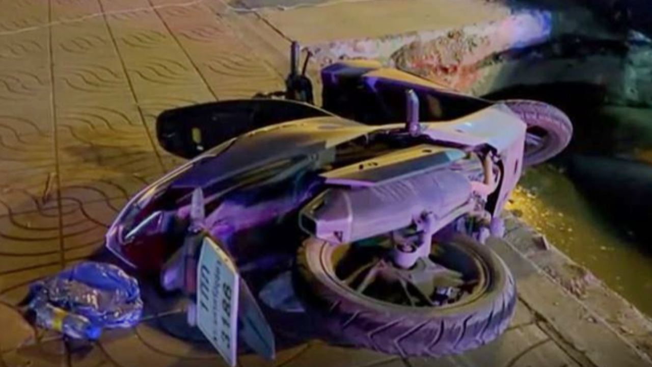 รถบัสรับส่ง พนง.ซิ่งเฉี่ยว จยย.-ขยี้ซ้ำสาวใหญ่คนขับ ดับสลดคาถนน