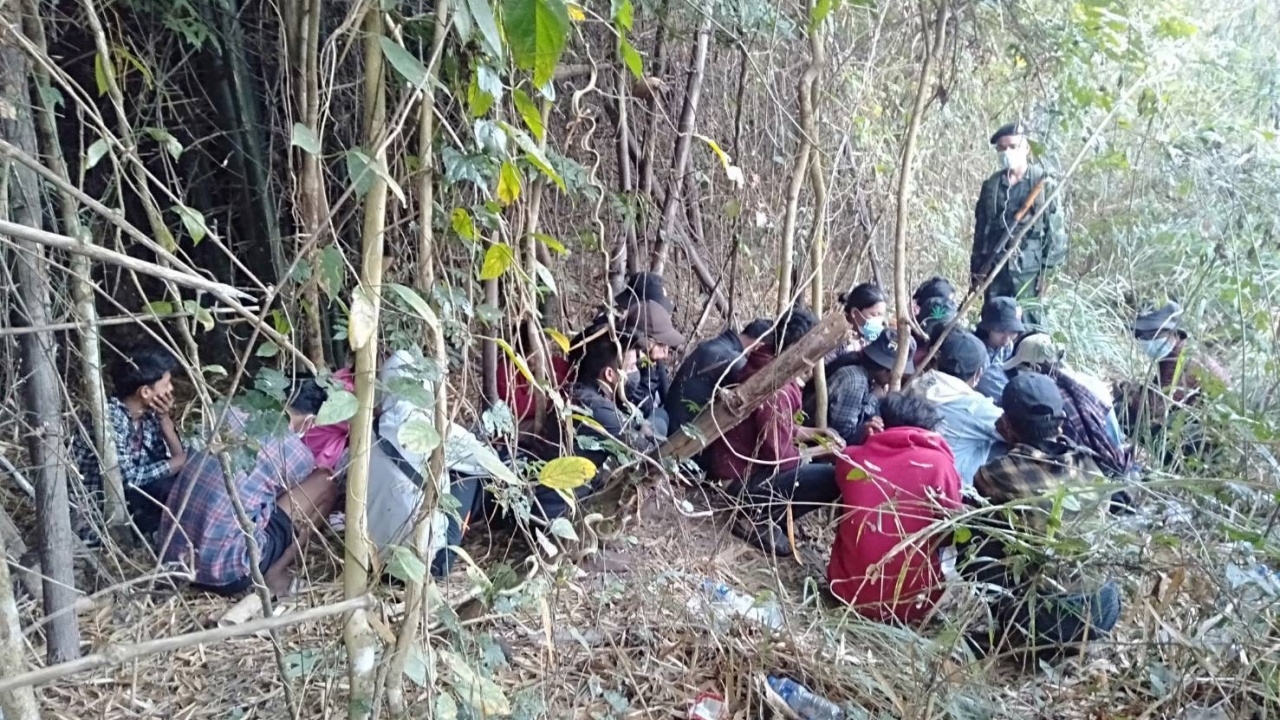 กกล.สุรสีห์ จับ 230 แรงงานพม่า หนีตายบ้านเกิดหวังได้ทำงานเมืองกรุง