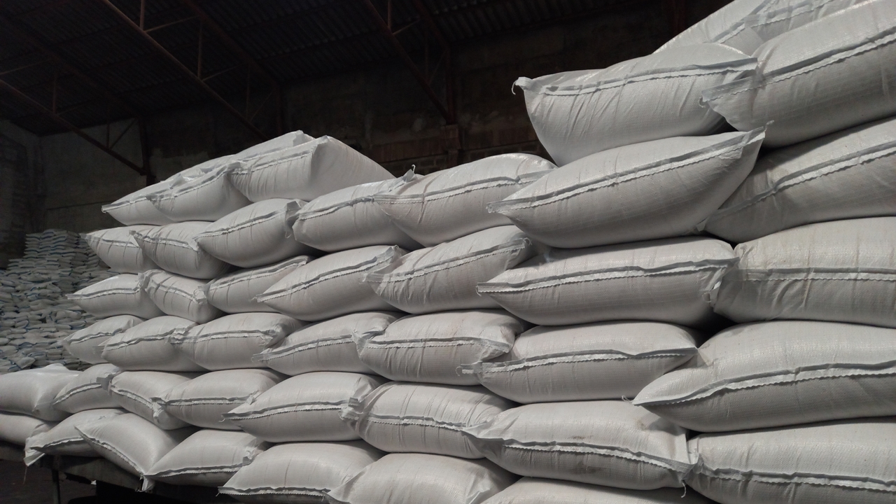 เจ้าหน้าที่เกษตร-ปคบ.จับโรงงานปุ๋ยเถื่อนกลางเมืองนครปฐม เปิดขายผ่านเฟซบุ๊ก