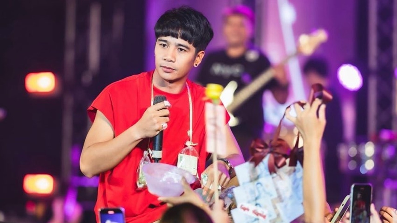 อย่างฮา ก้อง ห้วยไร่ ให้พวงมาลัยเงินสดเด็กขายพวงมาลัยกลางสี่แยก 