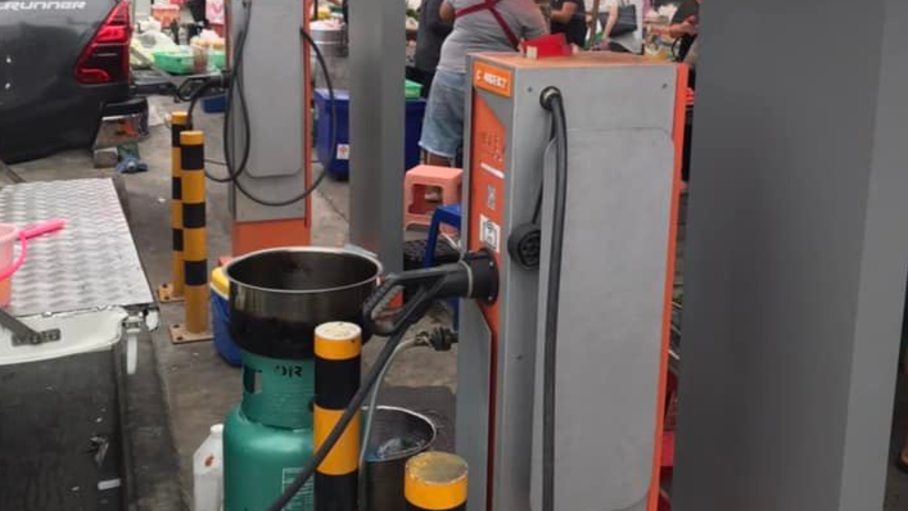 หวั่นเกิดอันตราย เผยภาพร้านค้าตั้งถังแก๊สทอดอาหาร ใกล้สถานีชาร์จรถไฟฟ้า