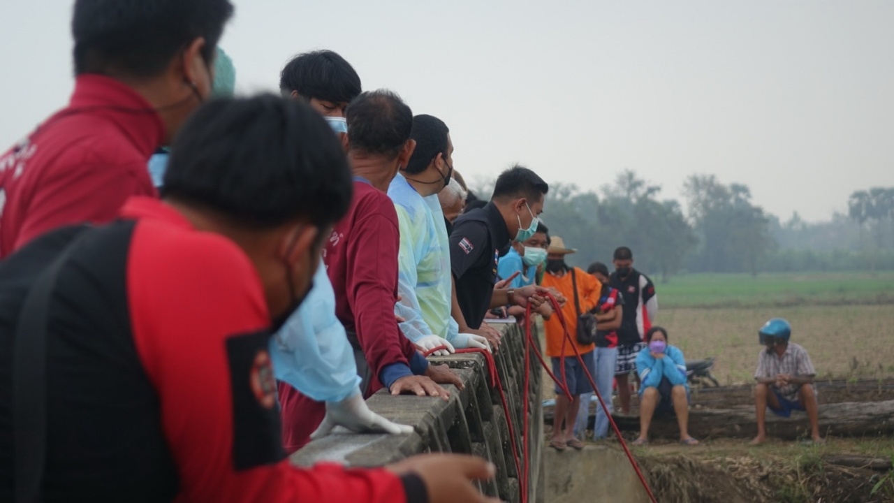 พบศพชายนิรนามลอยขึ้นอืดในคลองชลประทานกำแพงเพชร มีเพียงรอยสักแขนขา