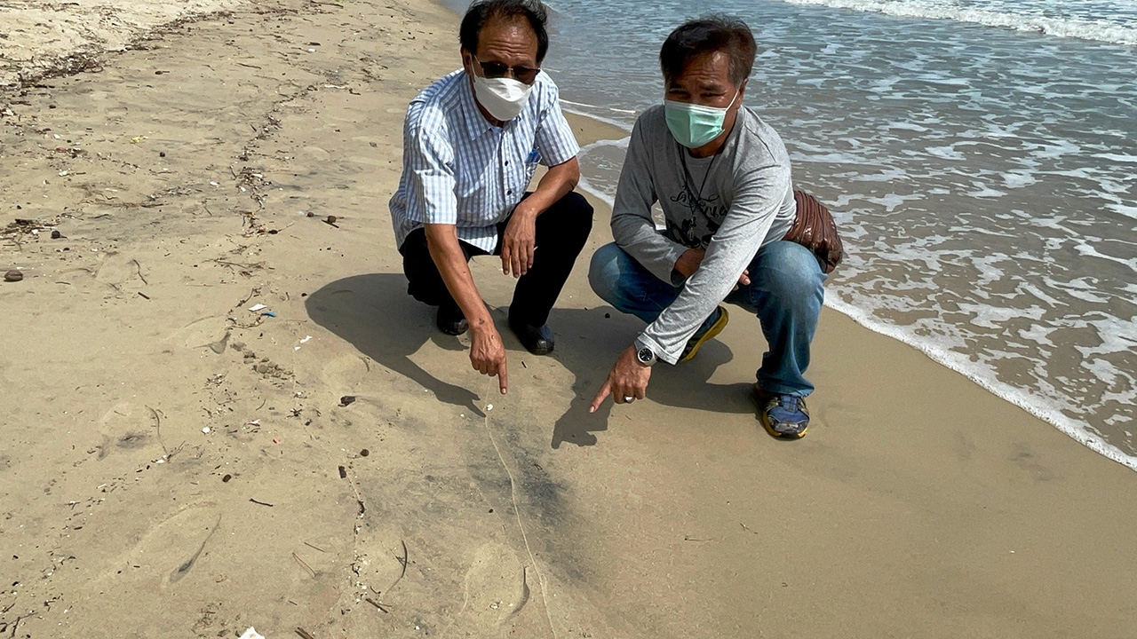 พบท่อแตกจุดเดิม นํ้ามันดิบรั่วรอบ3 ถล่มหาดแม่พิมพ์