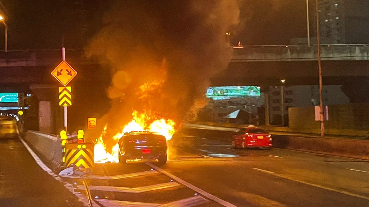 ไฟลุกพึ่บ ไหม้ระทึกรถหรู "จากัวร์ป้ายแดง" เผาทั้งคัน วอดเป็นซาก