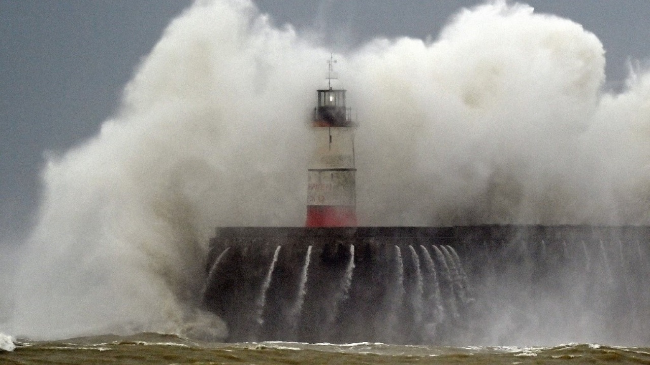 ชัตดาวน์UK  อุตุฯ เตือนภัยขั้นสูงสุด 'พายุยูนิซ' ถล่ม แรงสุดในรอบ 30 ปี