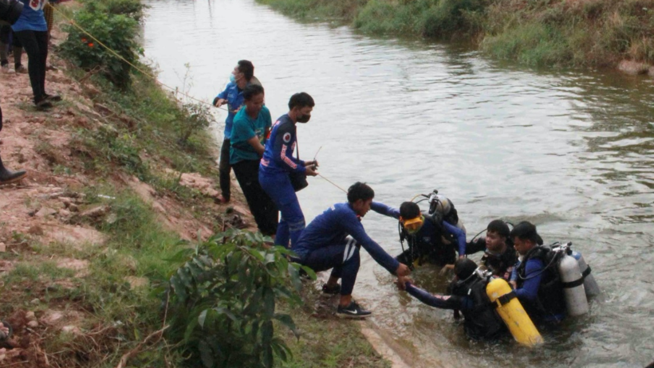สาวมือใหม่หัดขับ พาหลานไปทุ่งนา ขี่ซาเล้งตกคลองดับ 2 ตัวเองตายด้วย