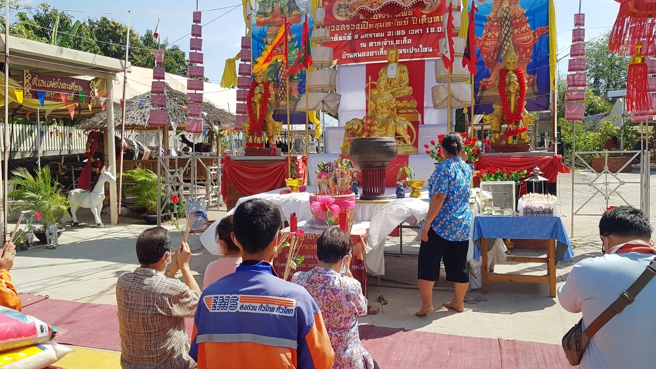 สาวดวงเฮงมาแก้บน "ท้าวเวสสุวรรณ" หลัง "เลขเด็ด" พาได้โชคถูกลอตเตอรี่ 5 ใบ