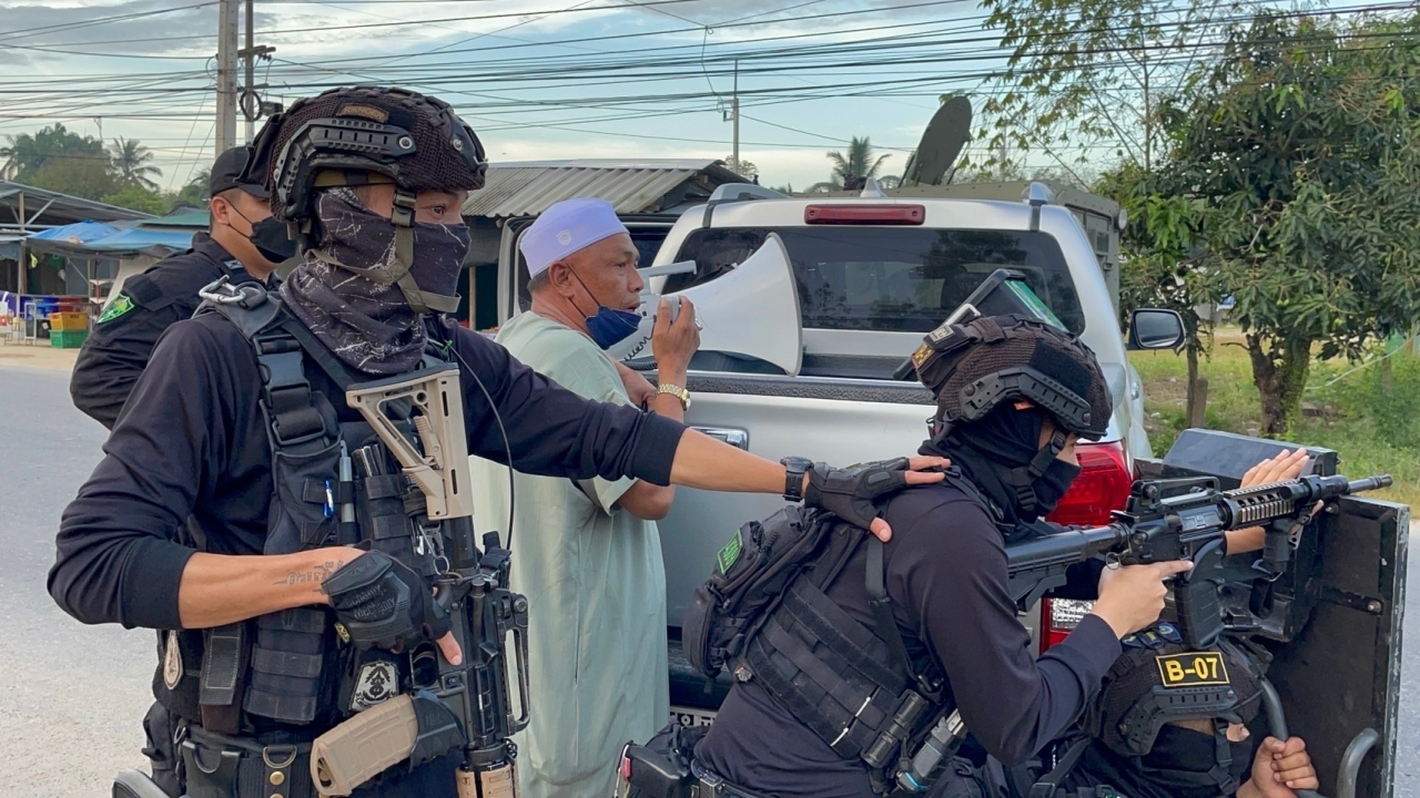 ปิดล้อมปะทะเดือดที่จะนะ 11 ชั่วโมง วิสามัญโจรใต้ 3 ศพ ยอมมอบตัว 1 ราย