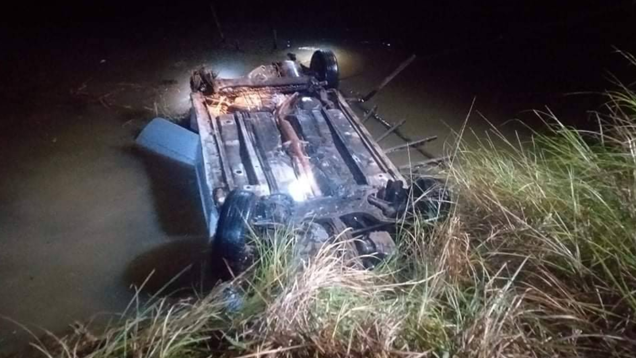 หนุ่ม 25 ควบเก๋งตกสะพาน จมน้ำครึ่งคันดับสลด ชาวบ้านเชื่อตัวตายตัวแทน