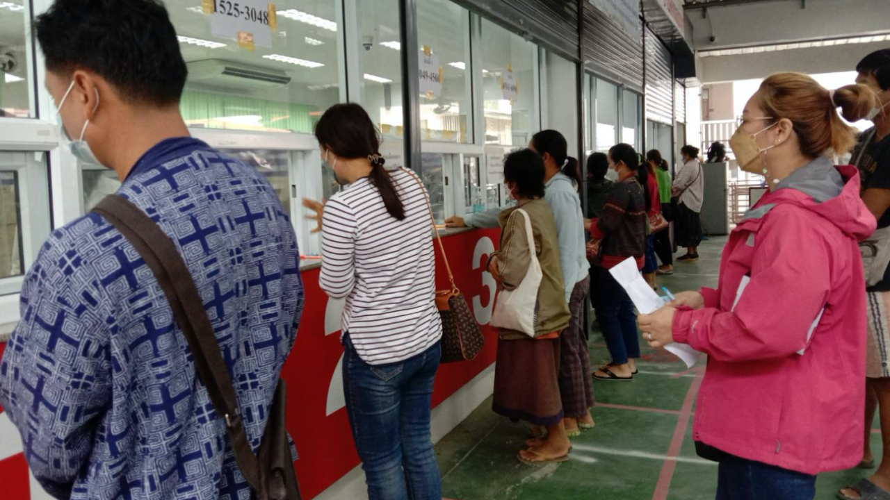 แม่ค้าเฮ ลอตเตอรี่ลดราคา แห่รับที่ไปรษณีย์ นำไปขายเอง