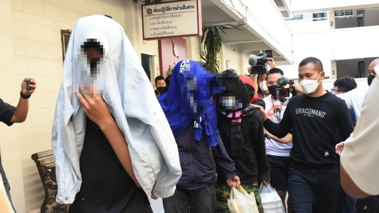 กลุ่มผู้ต้องหารุมทำร้าย "น้องเดียร์" จนถึงแก่ความตาย มอบตัวตำรวจคันนายาว