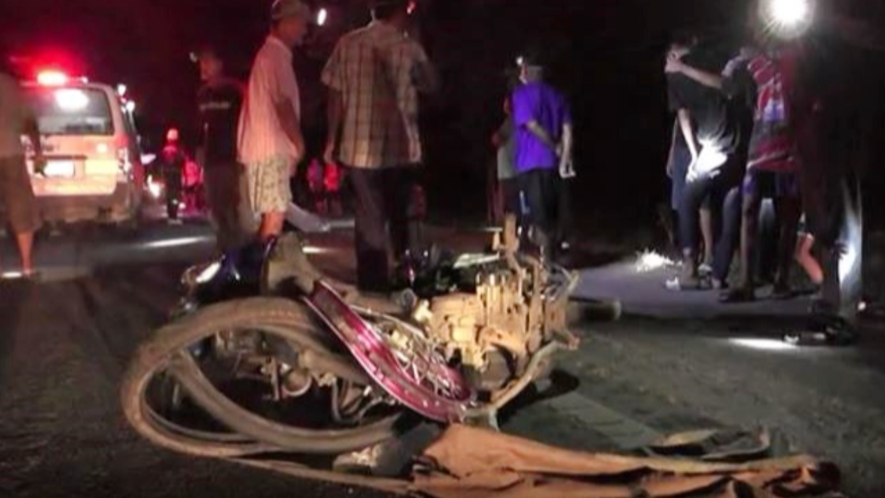 "ตายท่าแปลก" หนุ่มซิ่ง จยย.ชนรถเข็น 2 ล้อ กระเด็นดับ-ท่าโก้งโค้ง