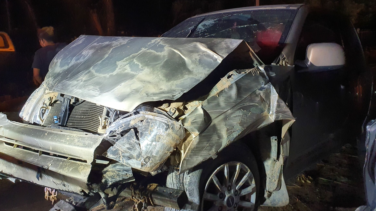 "จยย.เป็นเหตุ" กระบะช่างไฟ ถูกไล่ยิง ซิ่งหนีตาย เหินข้ามคู-ชนแบริเออร์