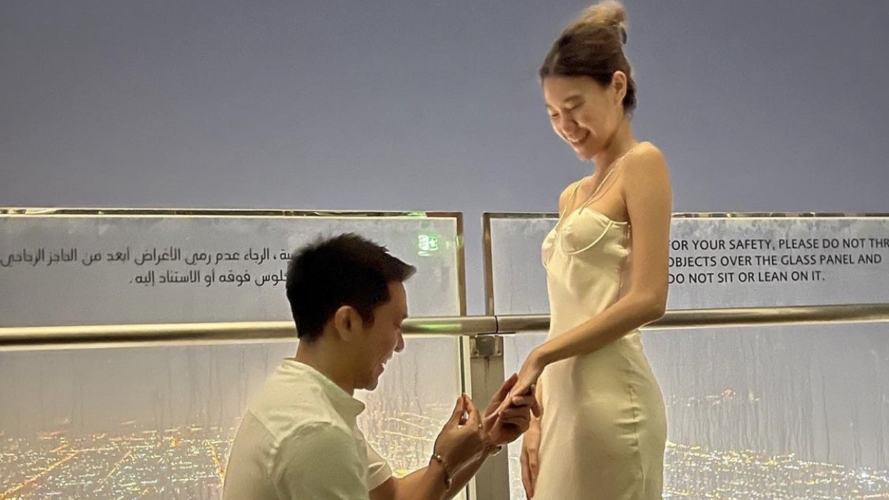 นักแสดงหนุ่มทำเซอร์ไพรส์ คุกเข่าขอแฟนสาวแต่งงานที่ดูไบ