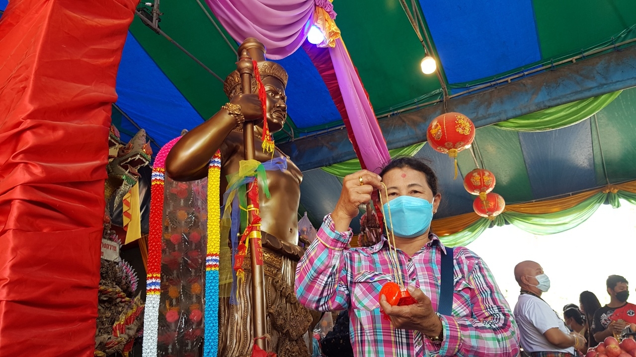 คนดวงเฮงถูกหวย 20 ใบ มาแก้บน "ท้าวหิรัญพนาสูร" ไม่ลืม "เลขเด็ด" งวด 17/2/65