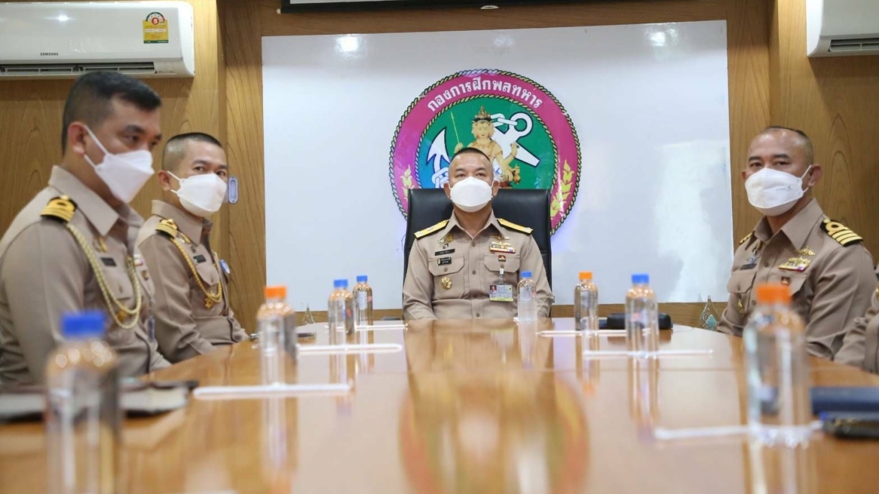 ผบ.สอ.รฝ. เยี่ยมการฝึกทหารใหม่ ผลัด 4 พร้อมให้กำลังใจร่วมวงข้าวครูฝึก