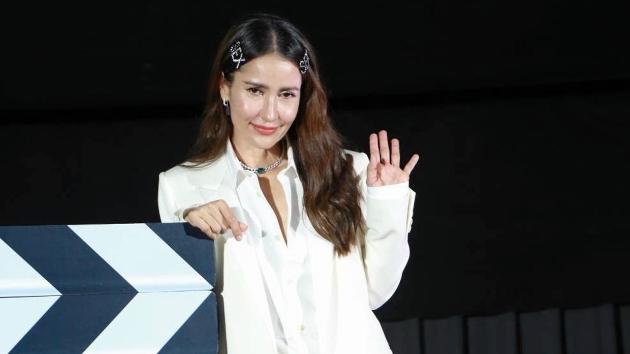 “แอน” มอบบัลลังก์ “เจ้าหญิงวงการบันเทิง” ให้ “ญาญ่า” เปิดใจร่วมงาน “กลัฟ” ไม่กดดัน