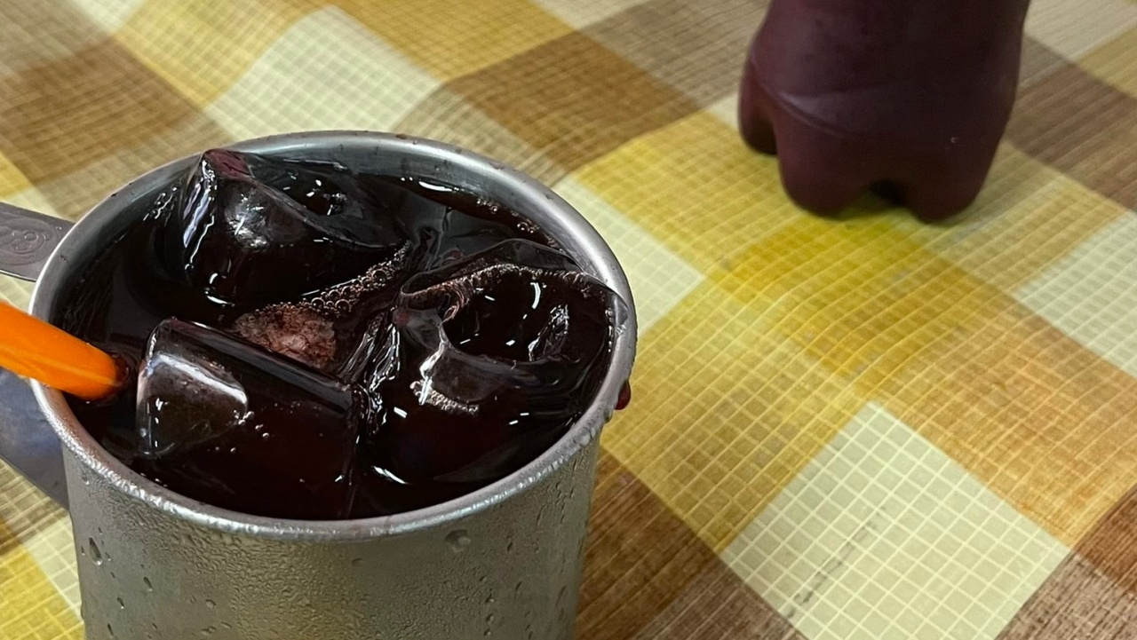 หนุ่มไม่ทันระวัง ดื่มเลือดดิบในขวดน้ำอัดลม อาการล่าสุดท้องเสีย