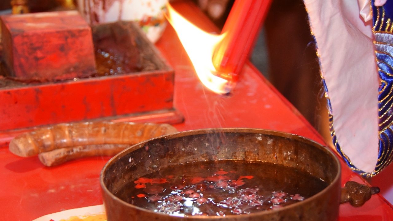 คอหวยแห่ส่อง "เลขเด็ด" อ่างน้ำมนต์ ศาลเจ้าพ่อเสือ ไปเสี่ยงโชคงวด 17/2/65