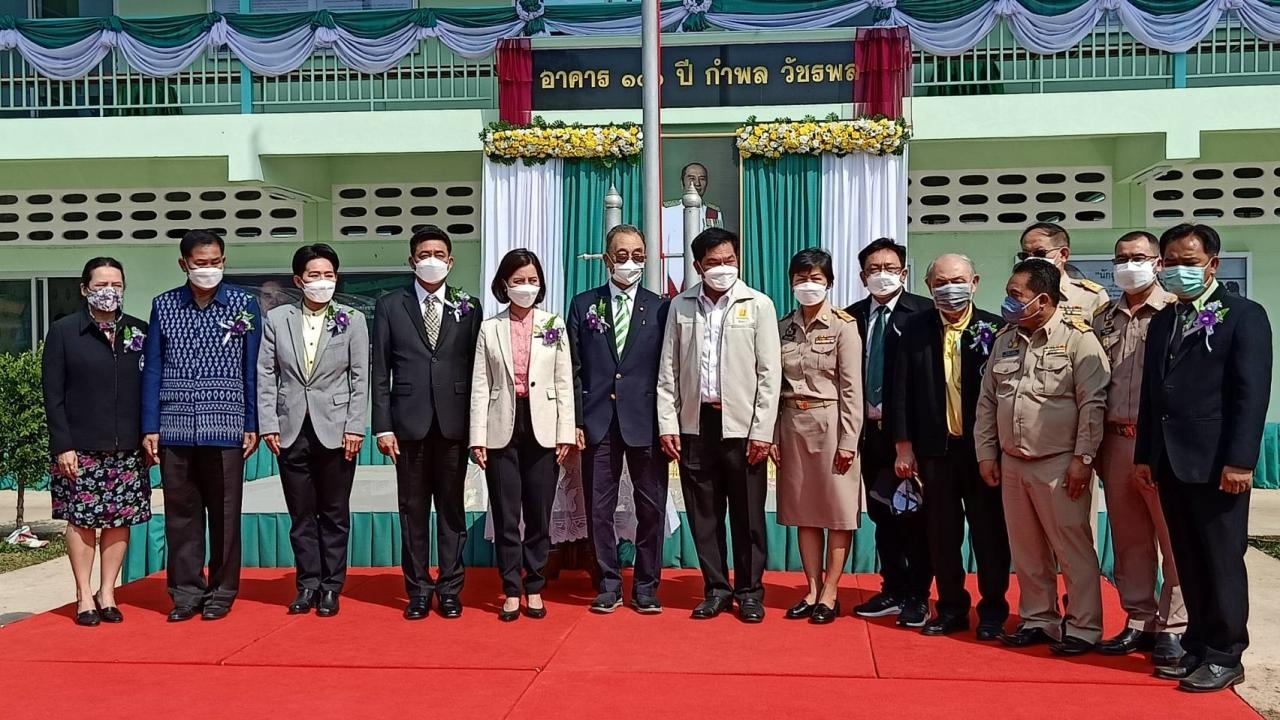 ตรีนุช เป็น ปธ.รับมอบ "อาคาร ๑๐๐ ปีกำพล วัชพล" ร.ร.ไทยรัฐวิทยา ๑๑๐ (บ้านชมภูพาน)