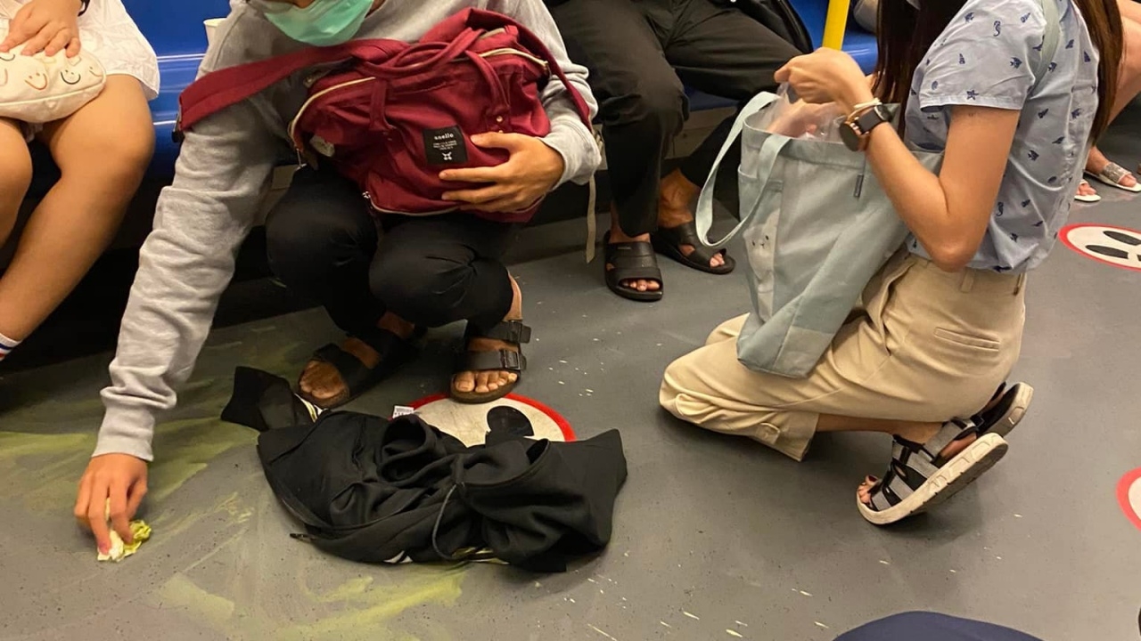 สุดประทับใจ สาวเสียสละเสื้อคลุมเช็ดน้ำ หนุ่มทำหกบนรถไฟฟ้า